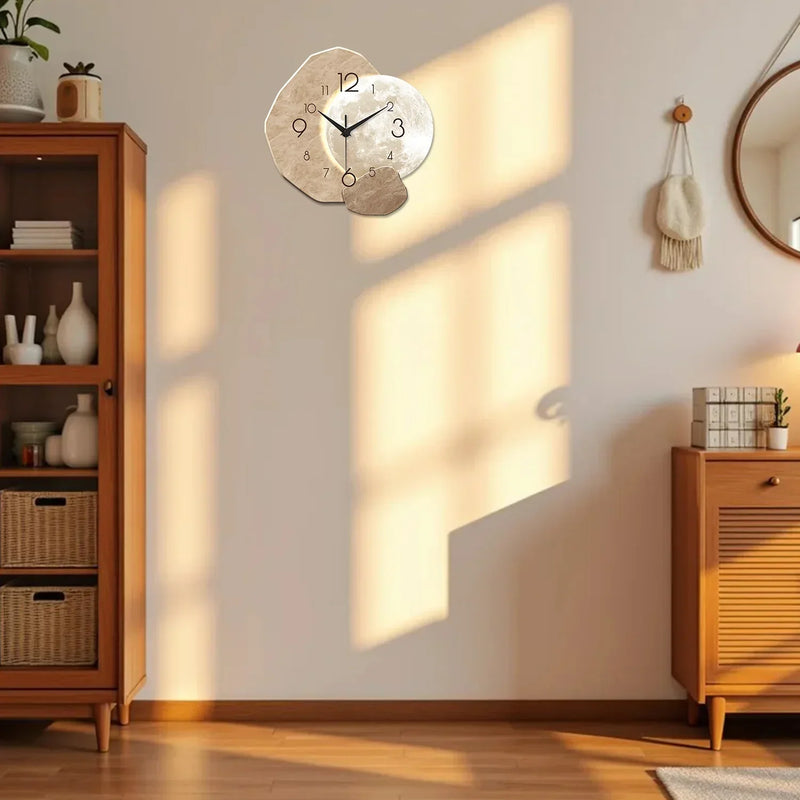 Relógio de Parede Escultórico Lunar – Design Orgânico Premium em Madeira e Quartzo para Ambientes de Luxo